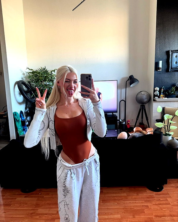 aleksandraverse instagram image archive image