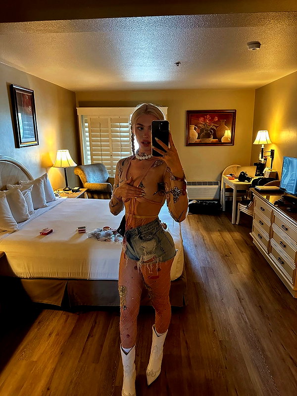 aleksandraverse instagram image archive image