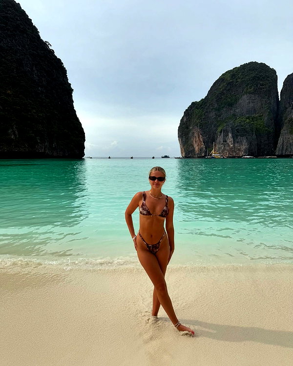 anika.wicks instagram image archive image