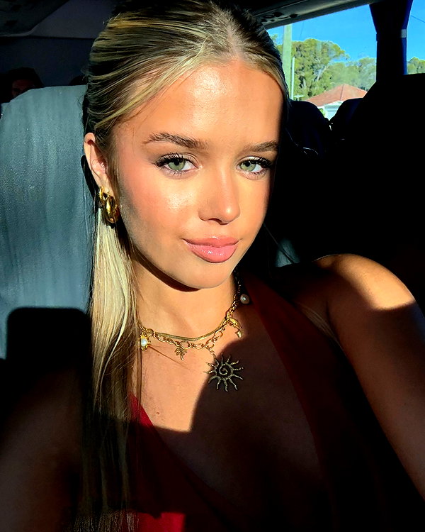 anika.wicks instagram image archive image