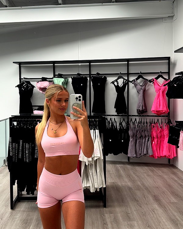 anika.wicks instagram image archive image
