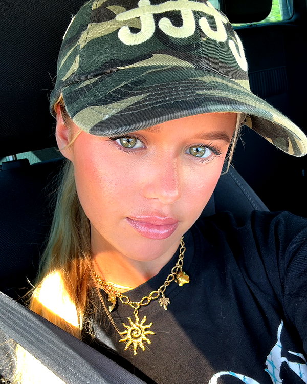 anika.wicks instagram image archive image