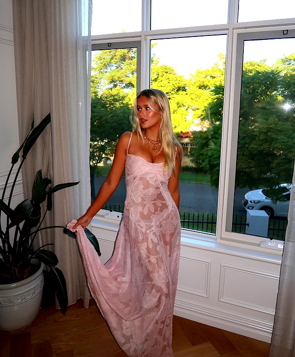 anika.wicks instagram image archive image
