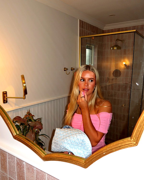 anika.wicks instagram image archive image