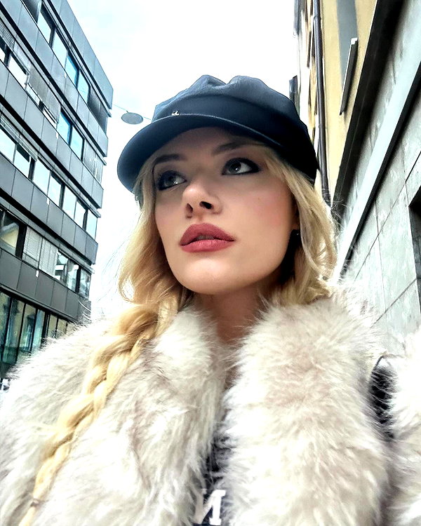 anika_braun__ instagram image archive image