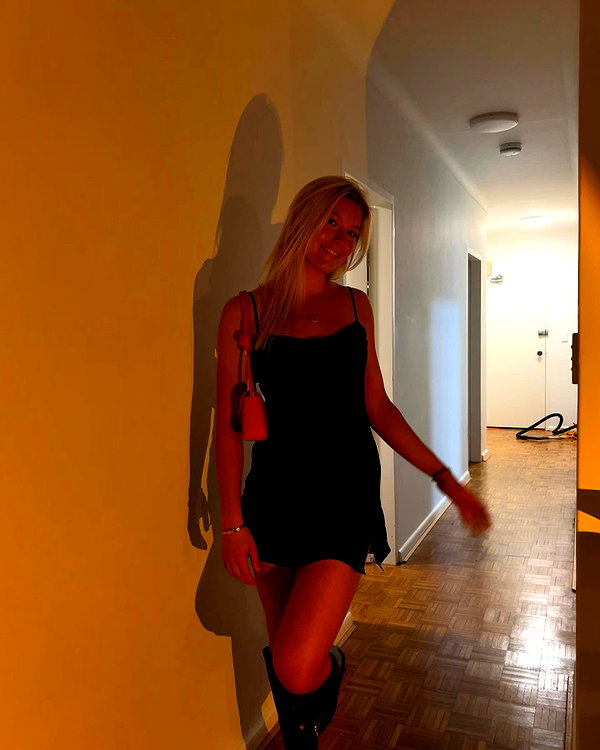 anneliese.mitchell1 instagram image archive image