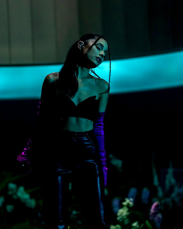 arianagrande instagram image archive image