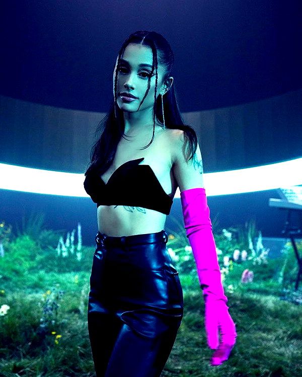 arianagrande instagram image archive image