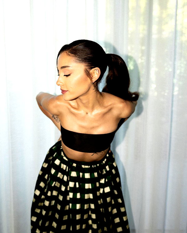 arianagrande instagram image archive image