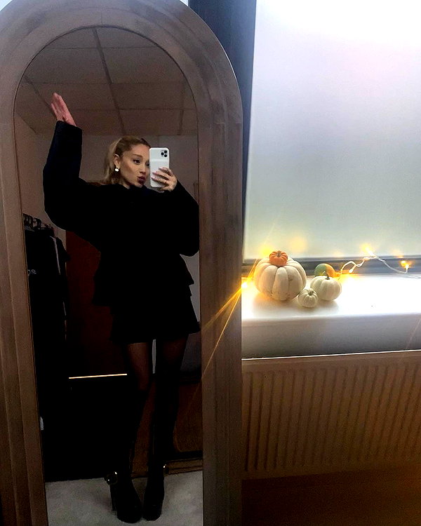 arianagrande instagram image archive image