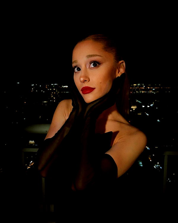 arianagrande instagram image archive image
