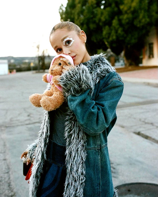 arianagrande instagram image archive image