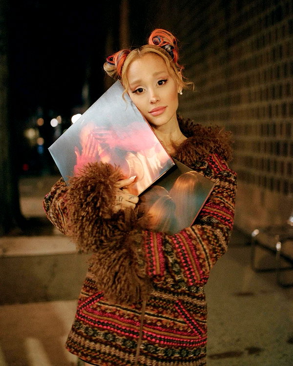 arianagrande instagram image archive image