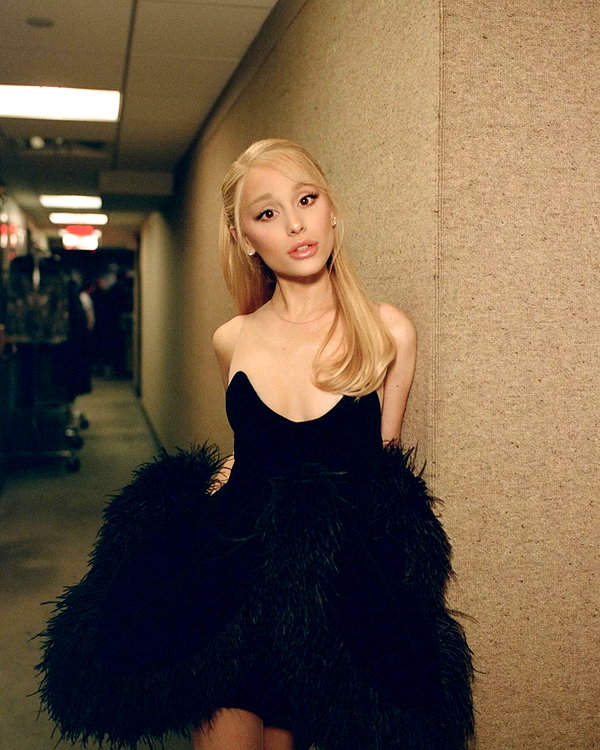 arianagrande instagram image archive image