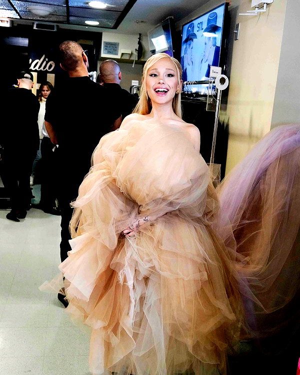 arianagrande instagram image archive image