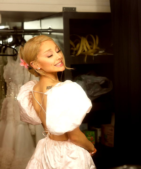arianagrande instagram image archive image
