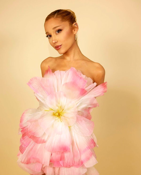 arianagrande instagram image archive image