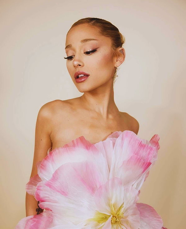 arianagrande instagram image archive image