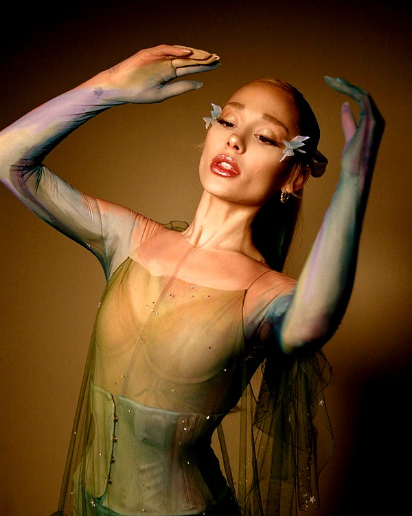 arianagrande instagram image archive image