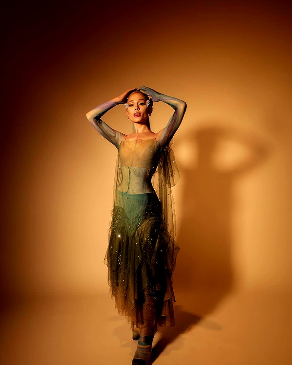 arianagrande instagram image archive image