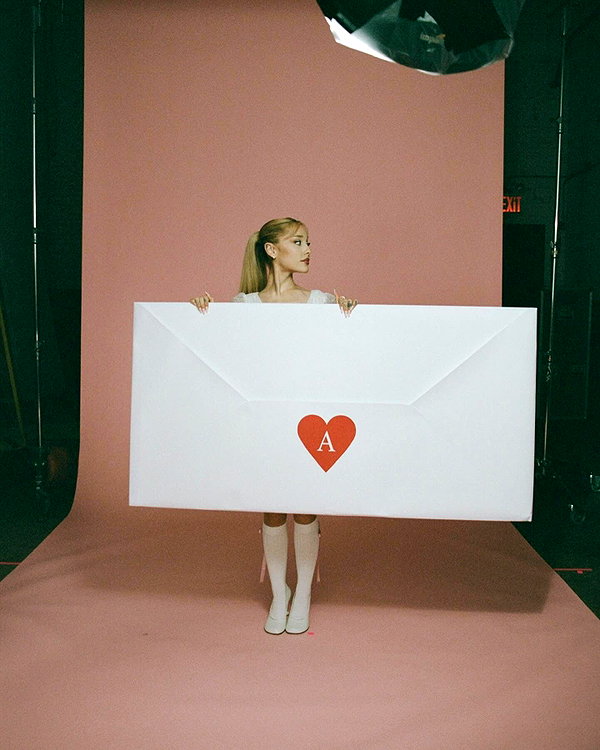 arianagrande instagram image archive image