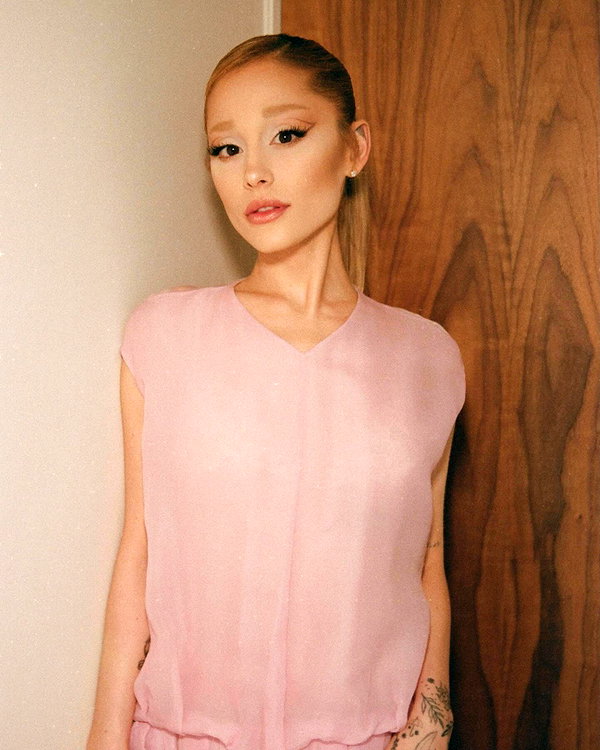 arianagrande instagram image archive image