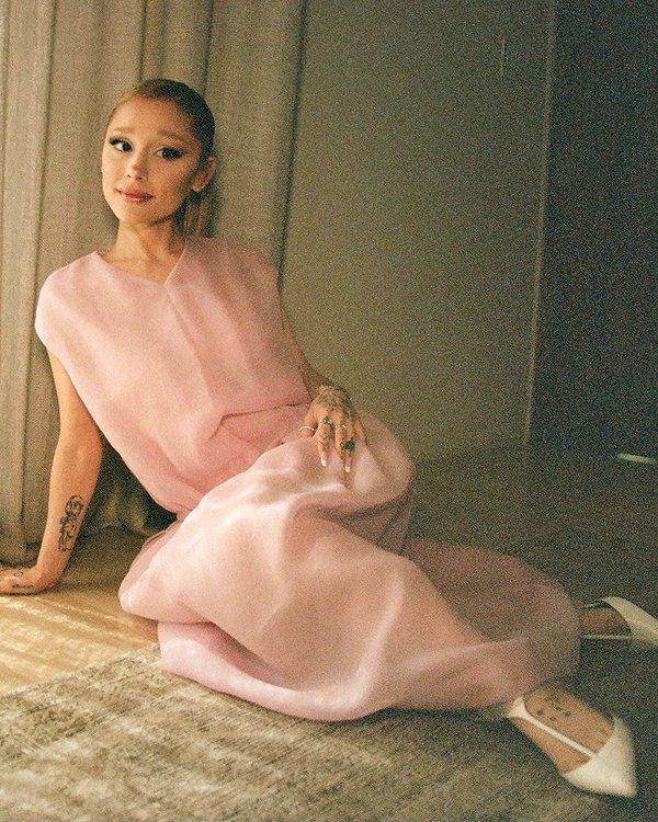 arianagrande instagram image archive image