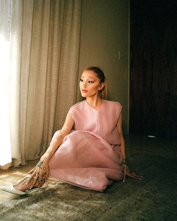 arianagrande instagram image archive image