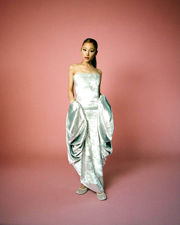 arianagrande instagram image archive image