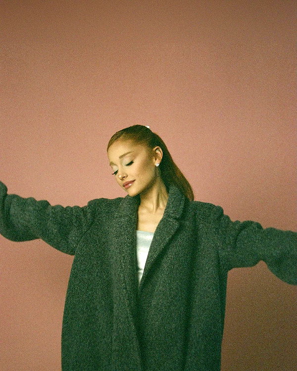 arianagrande instagram image archive image