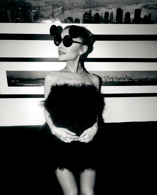 arianagrande instagram image archive image