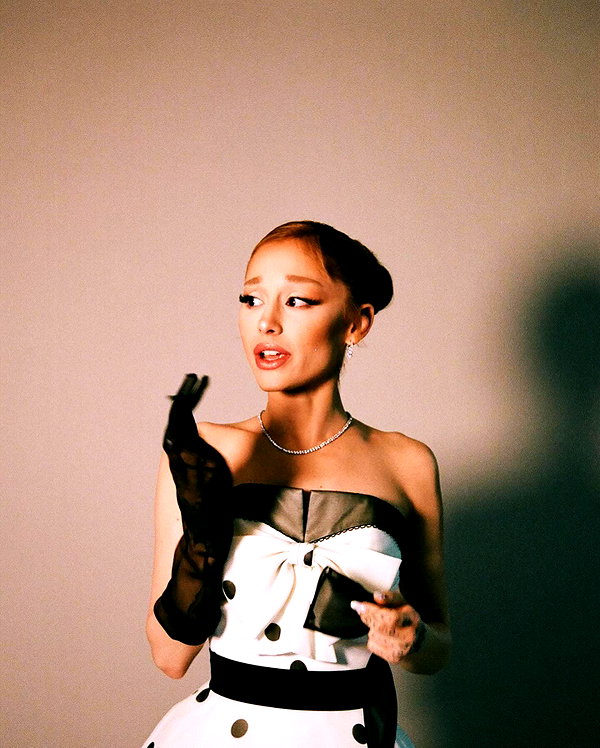 arianagrande instagram image archive image