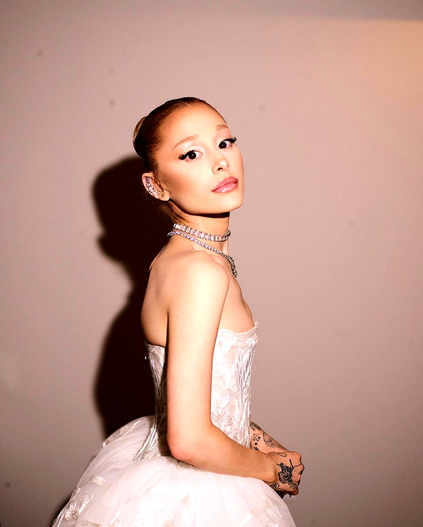 arianagrande instagram image archive image