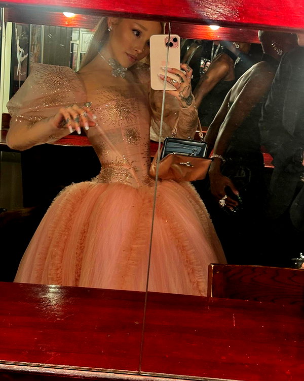 arianagrande instagram image archive image