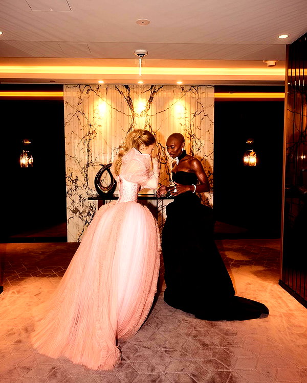 arianagrande instagram image archive image