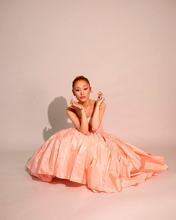 arianagrande instagram image archive image