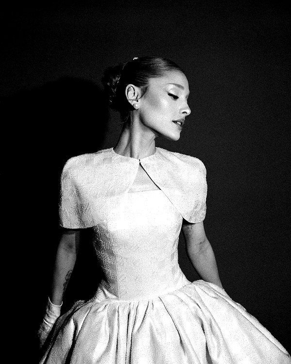 arianagrande instagram image archive image