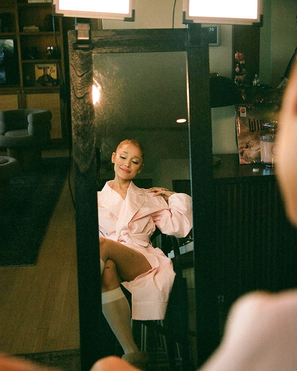 arianagrande instagram image archive image