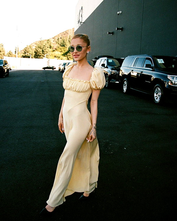 arianagrande instagram image archive image