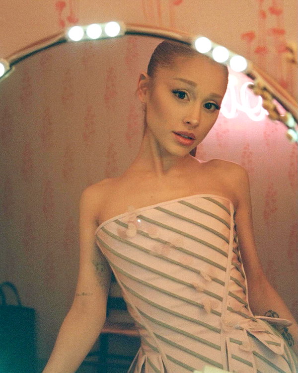 arianagrande instagram image archive image