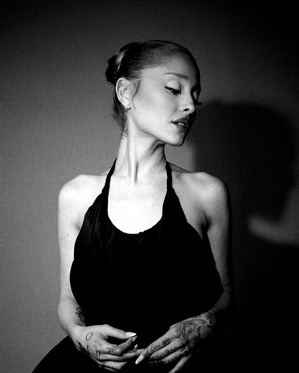arianagrande instagram image archive image