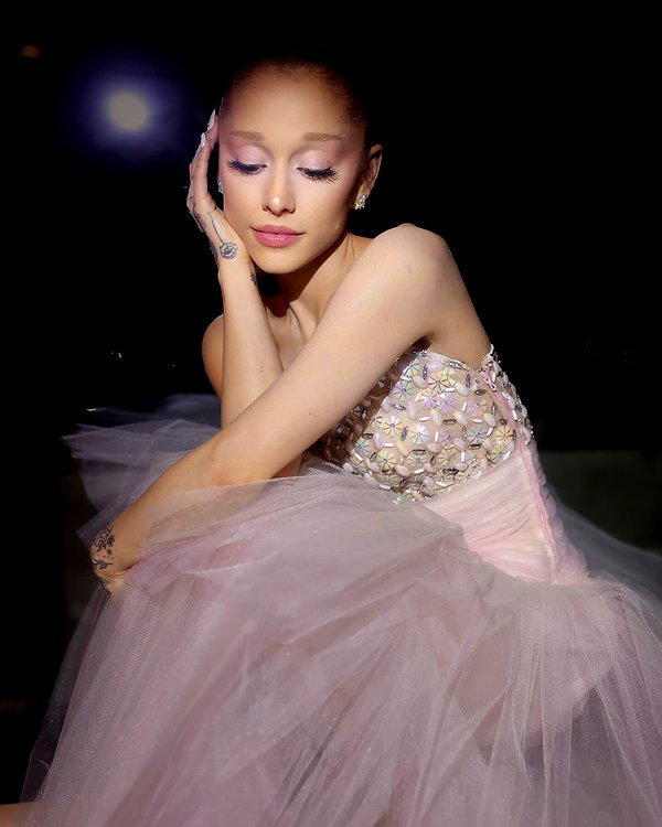 arianagrande instagram image archive image