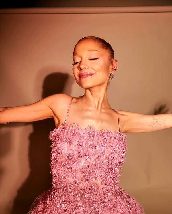 arianagrande instagram image archive image