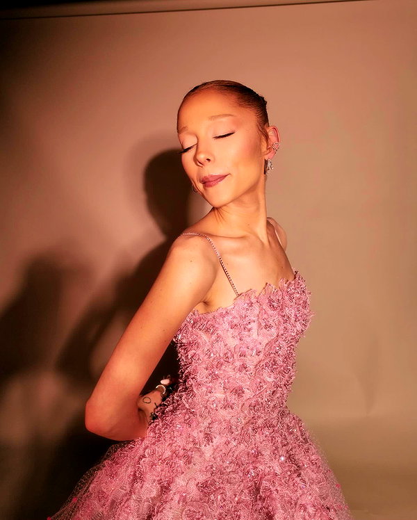 arianagrande instagram image archive image