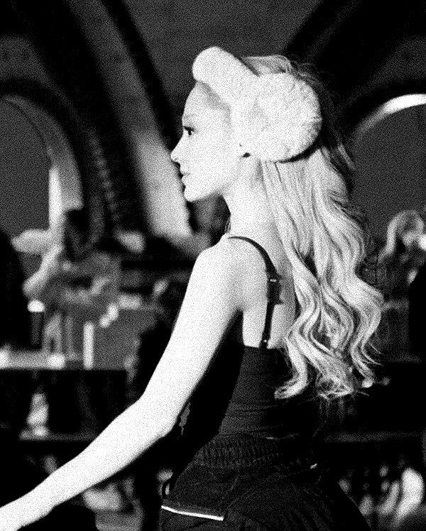 arianagrande instagram image archive image