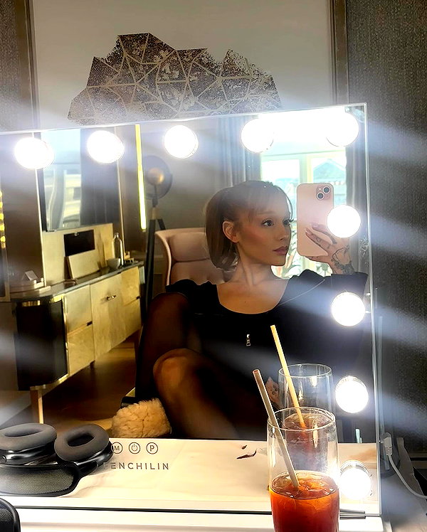 arianagrande instagram image archive image