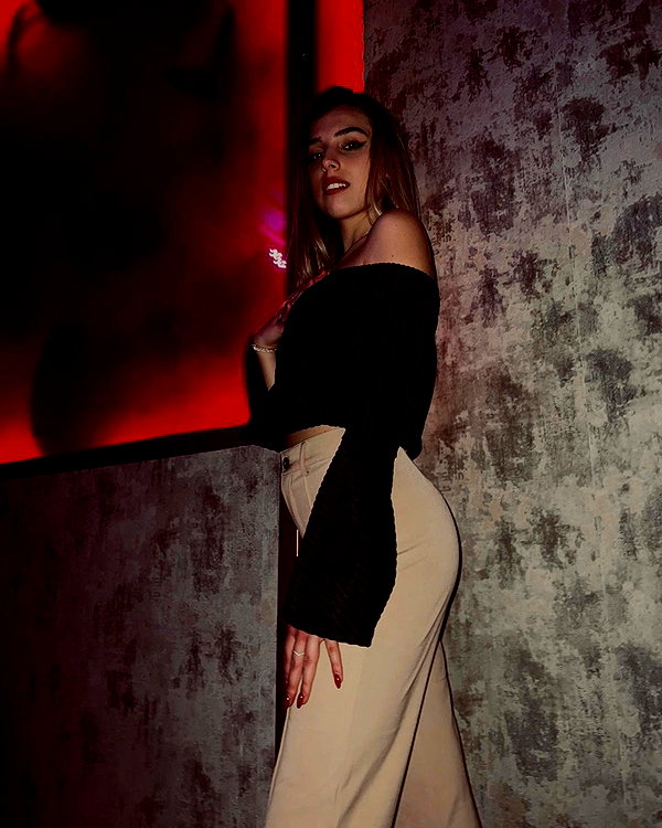 ariannachiaravalle_ instagram image archive image
