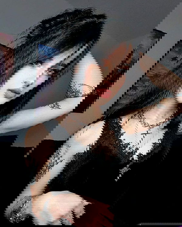 cata.leyah image ~ Altpins