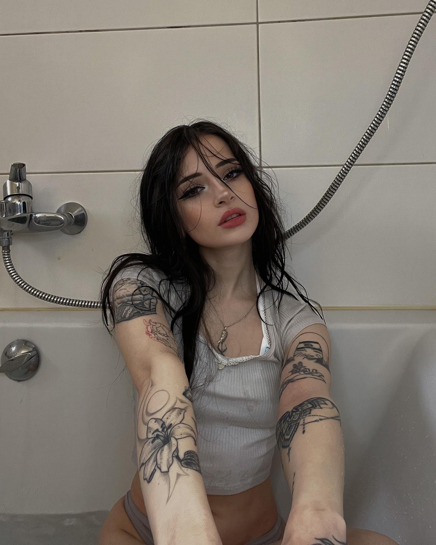 cata.leyah instagram image archive image