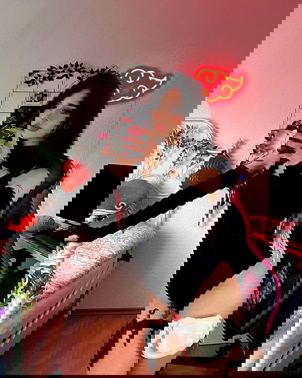 cata.leyah image ~ Altpins